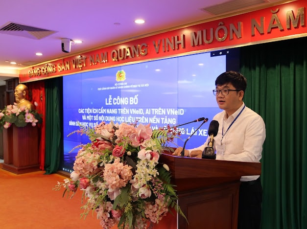 Pengarah Teknologi CMC Dr. Le Minh memperkenalkan ciri aplikasi. Foto: M.T