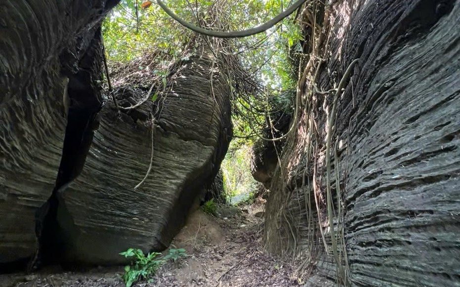 What's inside Bat Cave, which has just been recognized as a provincial relic in Da Nang? - photo 1