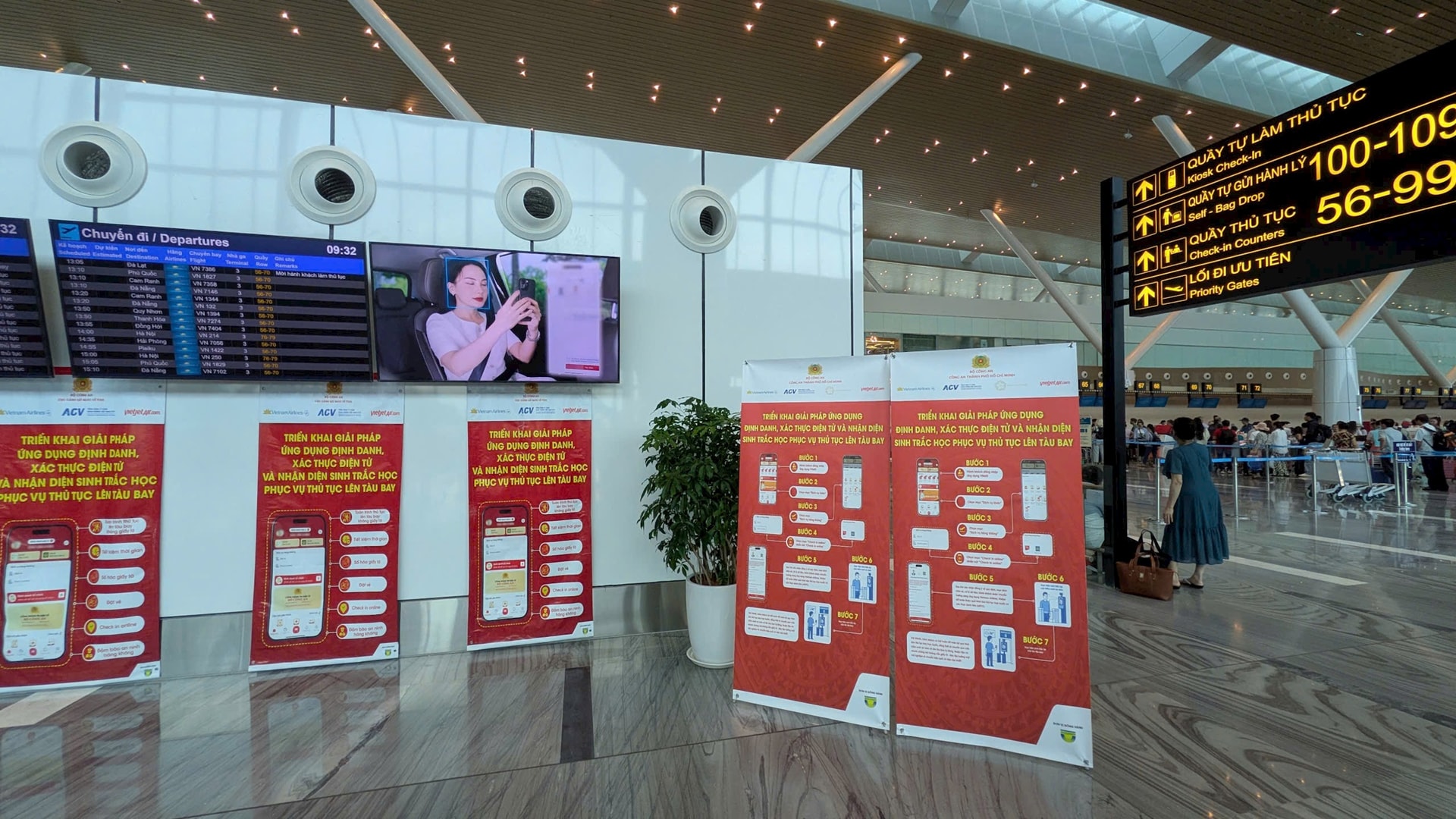 Veivisere er plassert på flyplassen. Foto: Nghiem Y