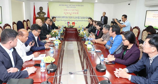 Đoàn báo chí Campuchia thăm và làm việc tại Báo Văn hóa - ảnh 2