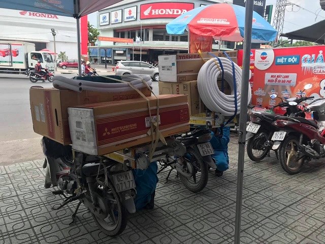 Nắng như thiếu như đốt, dân nhà trọ gồng mình lắp máy lạnh - ảnh 2