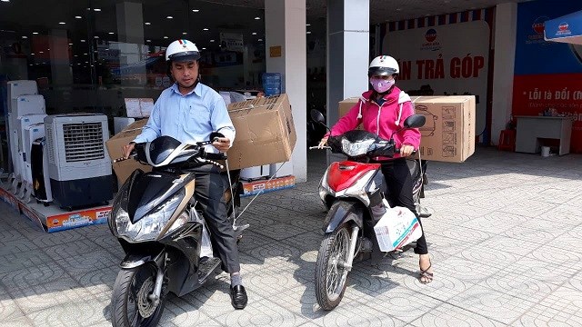 Nắng như thiếu như đốt, dân nhà trọ gồng mình lắp máy lạnh - ảnh 1