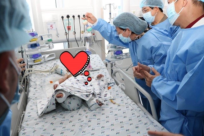 Phó Chủ tịch nước Đặng Thị Ngọc Thịnh thăm cặp song nhi sau ca phẫu thuật - ảnh 1