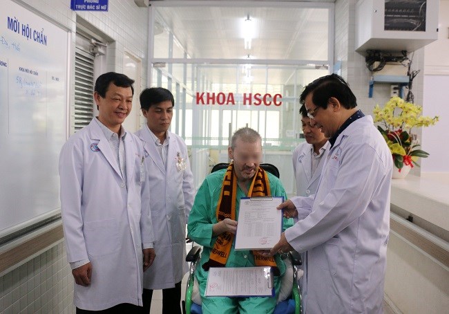 Bệnh nhân phi công người Anh xuất viện - ảnh 1