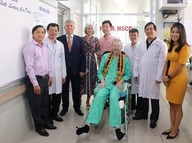 Bệnh nhân phi công người Anh xuất viện - ảnh 2