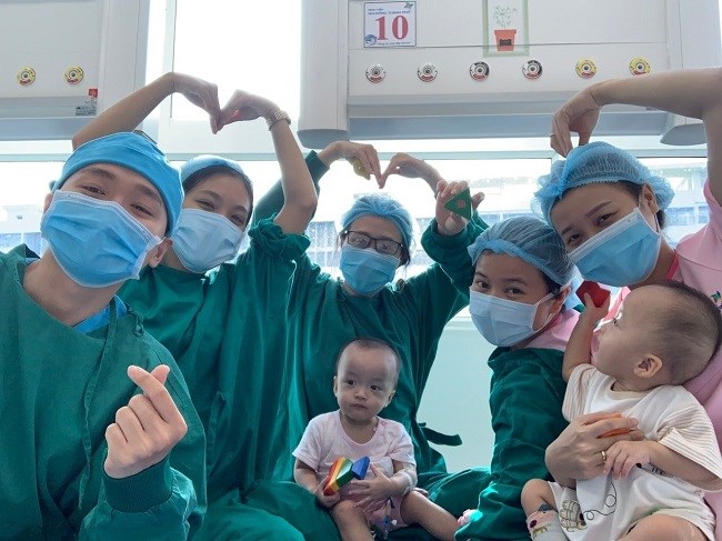 Hai bé Trúc Nhi và Diệu Nhi xuất viện sau ca đại phẫu thuật tách dính liền - ảnh 2