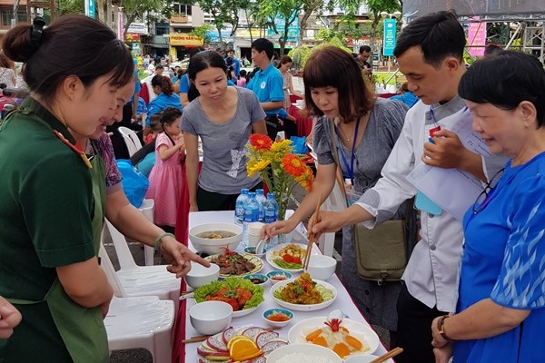 TPHCM: Sôi động Hội thi nấu ăn “Cả nhà vào bếp” - ảnh 4