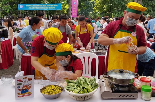 TPHCM: Sôi động Hội thi nấu ăn “Cả nhà vào bếp” - ảnh 1