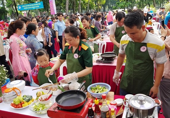 TPHCM: Sôi động Hội thi nấu ăn “Cả nhà vào bếp” - ảnh 5