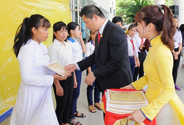 Trao 120 suất học bổng cho học sinh nghèo vượt khó học giỏi - ảnh 1