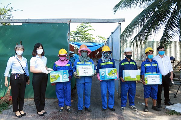 Cô gái Hà Lan chia khó cùng Đà Nẵng với hàng trăm ngàn sản phẩm sữa yêu thương - ảnh 1