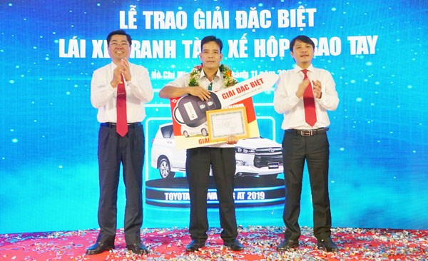Lái xe taxi nhận thưởng “xế hộp” gần 1 tỉ đồng - ảnh 1