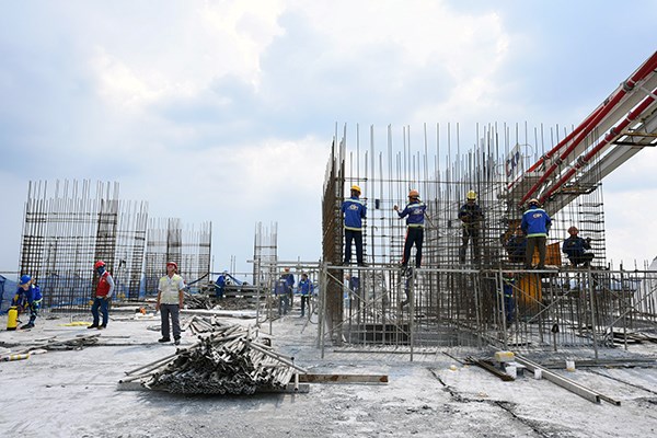 Khách hàng trực tiếp giám sát chất lượng căn hộ thật tại Phú Đông Premier - ảnh 1