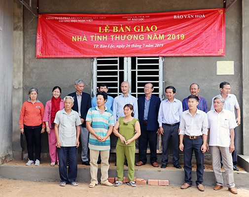 Báo Văn Hóa trao 2 căn nhà tình thương và 50 suất quà cho học sinh nghèo - ảnh 2