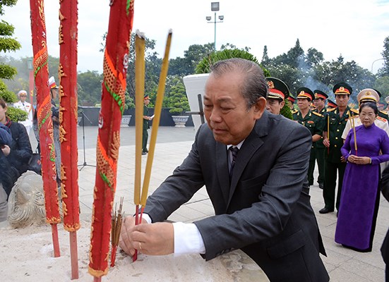 TP.HCM: Dâng hương tưởng niệm các anh hùng liệt sĩ - ảnh 1