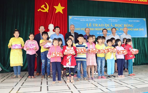 Báo Văn Hóa trao 2 căn nhà tình thương và 50 suất quà cho học sinh nghèo - ảnh 4