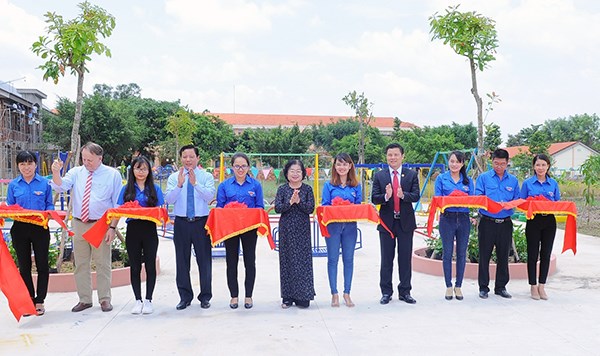 Trao 120 suất học bổng cho học sinh nghèo vượt khó học giỏi - ảnh 2