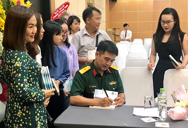 Tặng hơn 4.500 cuốn sách “Mùa con sóng dữ” đến chiến sĩ hải quân - ảnh 2