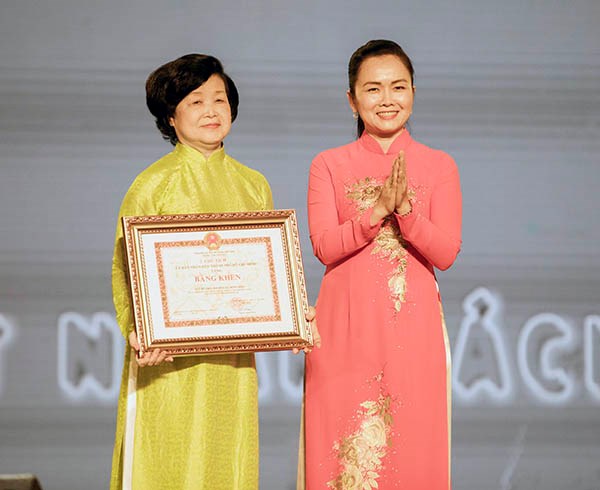 Trao tặng 100 tủ sách thư viện cho trường học vùng khó khăn - ảnh 4