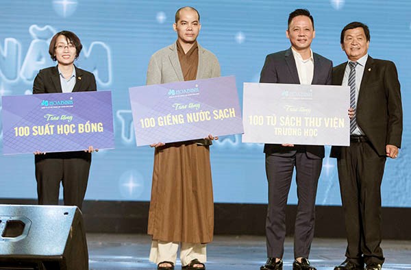 Trao tặng 100 tủ sách thư viện cho trường học vùng khó khăn - ảnh 1