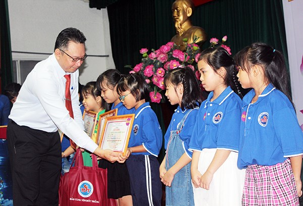 Triển lãm “Bác Tôn với công nhân” - ảnh 3