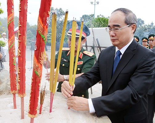 TP.HCM: Dâng hương tưởng niệm các anh hùng liệt sĩ - ảnh 2