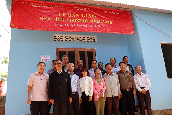 Báo Văn Hóa trao 2 căn nhà tình thương và 50 suất quà cho học sinh nghèo - ảnh 1