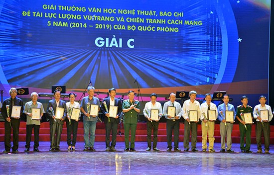 Đưa các tác phẩm xuất sắc về lực lượng vũ trang và chiến tranh cách mạng đi vào cuộc sống - ảnh 4
