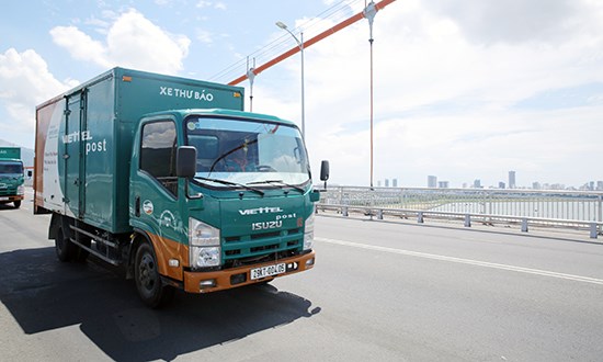 Nhiều điểm tiếp nhận và vận chuyển miễn phí hàng cứu trợ đồng bào miền Trung - ảnh 2