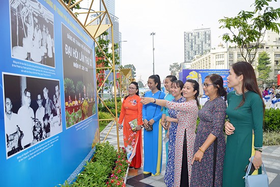 Khai mạc triển lãm chào mừng Đại hội Đại biểu Đảng bộ TP. HCM lần thứ XI - ảnh 3