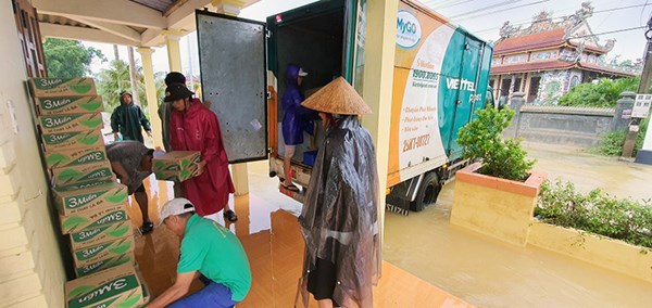 Nhiều điểm tiếp nhận và vận chuyển miễn phí hàng cứu trợ đồng bào miền Trung - ảnh 3
