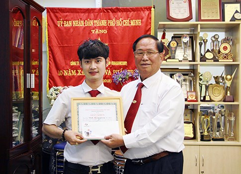 Tài xế trả lại 500 triệu đồng cho hành khách bỏ quên trên xe taxi - ảnh 2