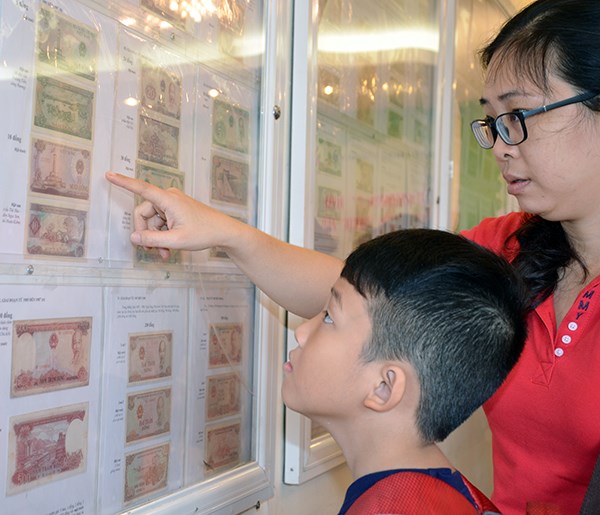 Triển lãm “Hình ảnh phụ nữ qua tem và vật phẩm sưu tầm” - ảnh 2