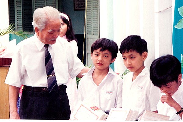 Trao tặng 100 tủ sách thư viện cho trường học vùng khó khăn - ảnh 3