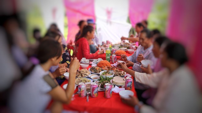 Đi ăn cỗ không được mang phần về: Hương ước phải phù hợp với pháp luật - ảnh 1