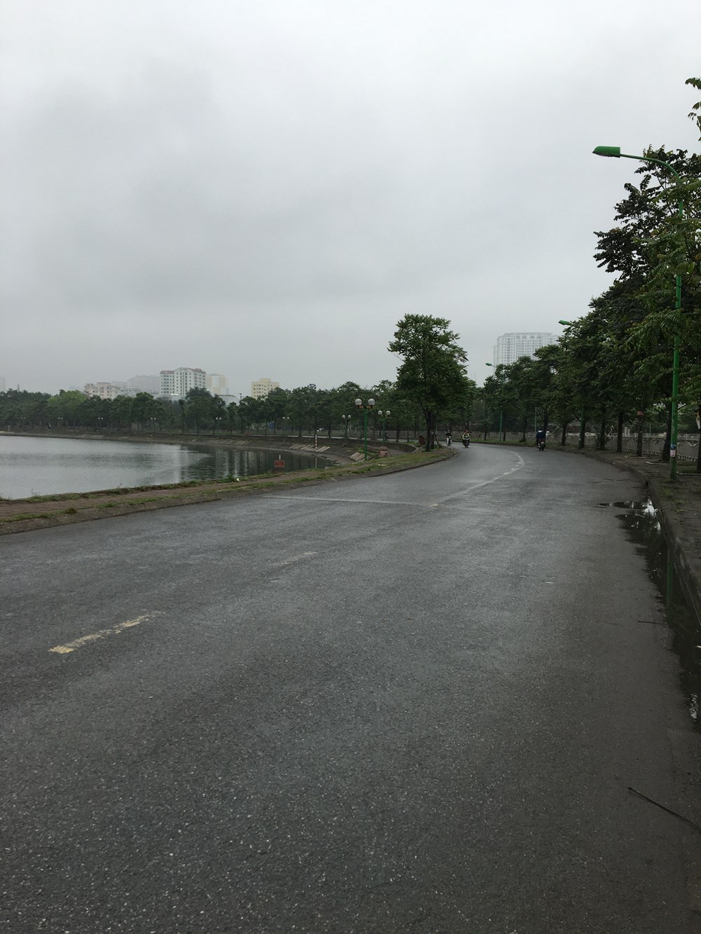 Người dân Thủ đô nhanh chóng thích nghi với cuộc sống "cách ly toàn xã hội" - ảnh 1
