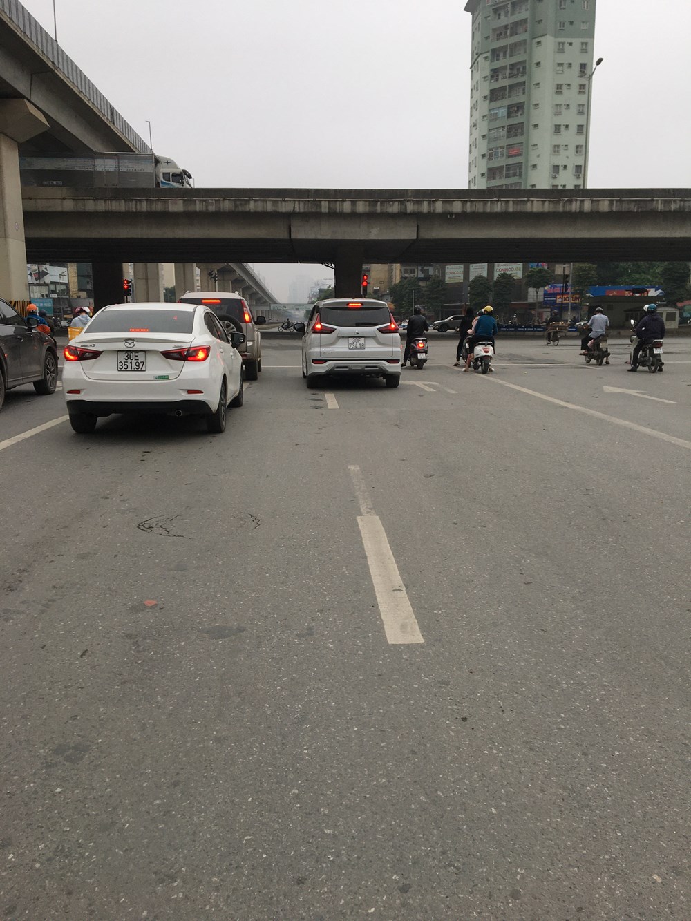 Người dân Thủ đô nhanh chóng thích nghi với cuộc sống "cách ly toàn xã hội" - ảnh 3