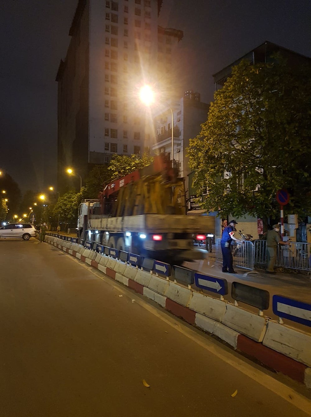 Chuẩn bị tháo dỡ giai đoạn 2 tòa nhà 8B Lê Trực, Hà Nội - ảnh 3