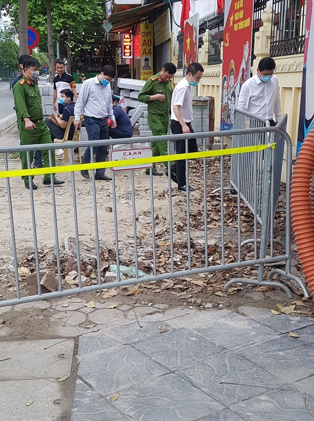 Chuẩn bị tháo dỡ giai đoạn 2 tòa nhà 8B Lê Trực, Hà Nội - ảnh 1