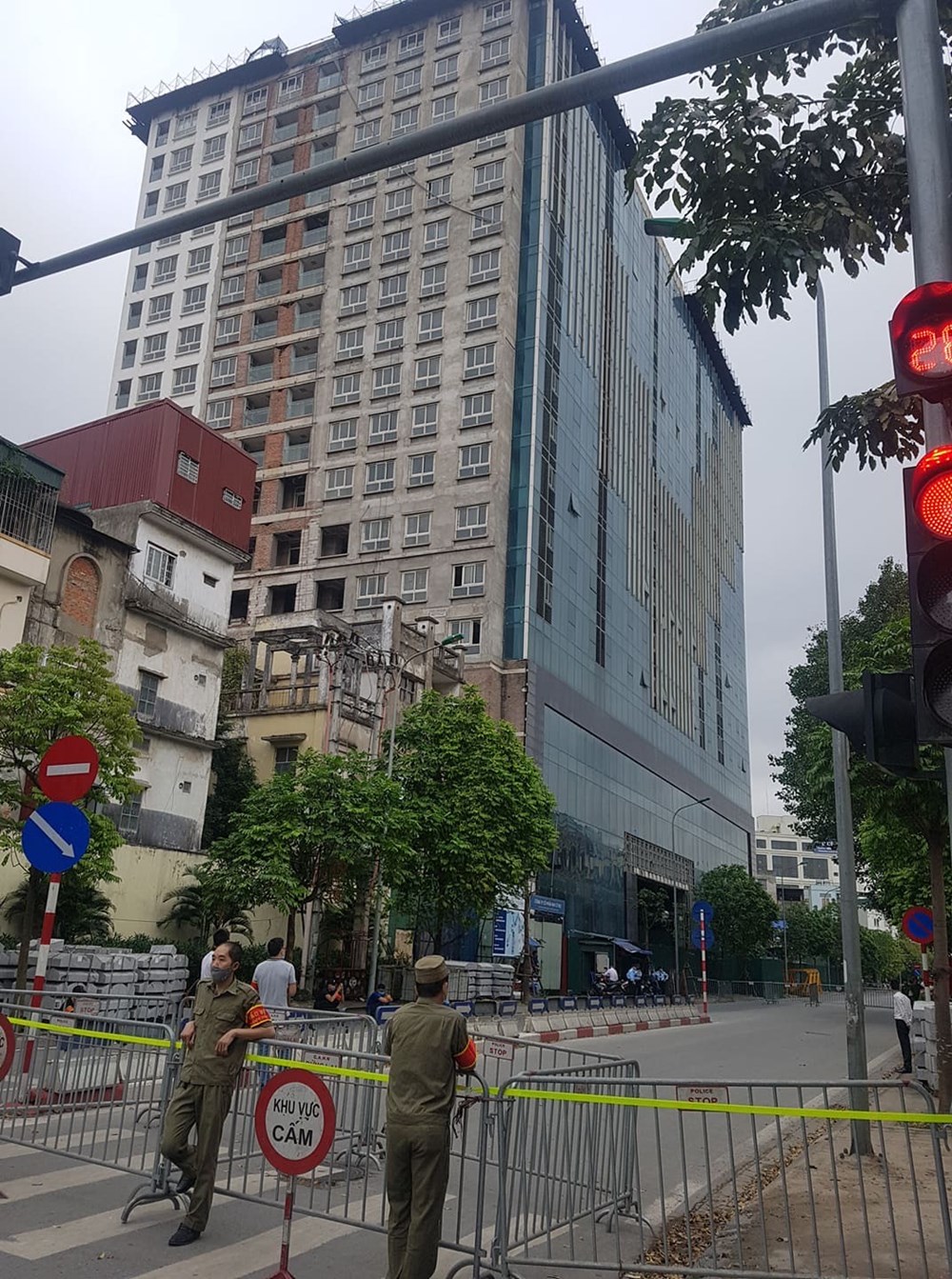 Chuẩn bị tháo dỡ giai đoạn 2 tòa nhà 8B Lê Trực, Hà Nội - ảnh 5