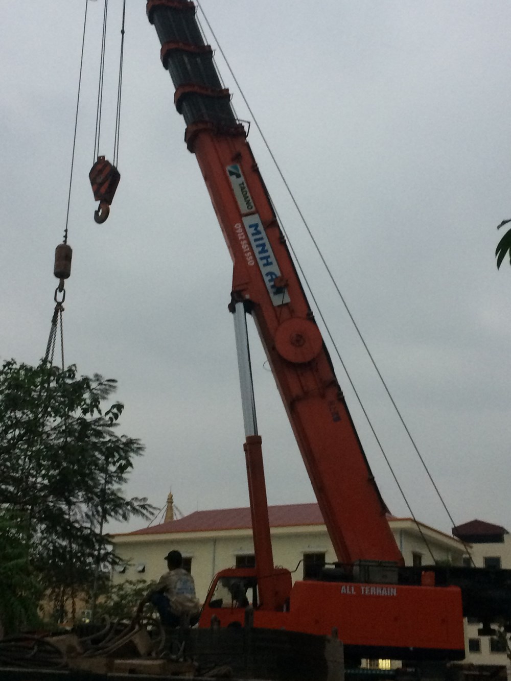 Mất phanh, xe tải lao xuống sông Tô Lịch - ảnh 2
