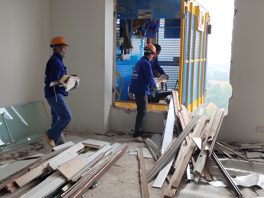 Chính thức tháo dỡ tầng 18 tòa nhà 8B Lê Trực, Hà Nội - ảnh 1