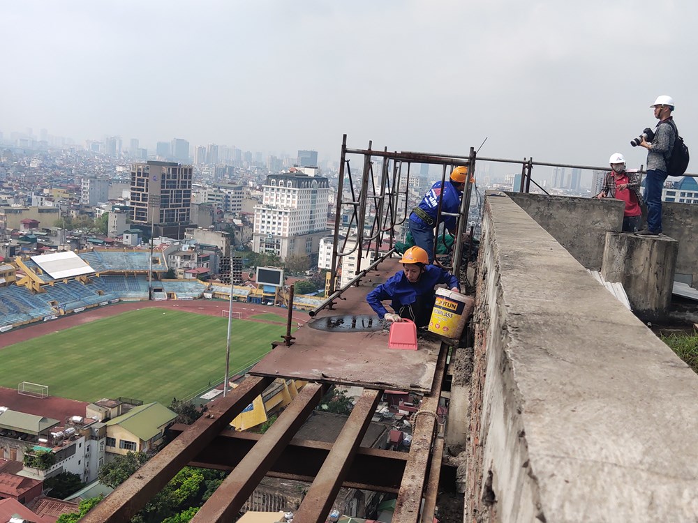 Chính thức tháo dỡ tầng 18 tòa nhà 8B Lê Trực, Hà Nội - ảnh 3