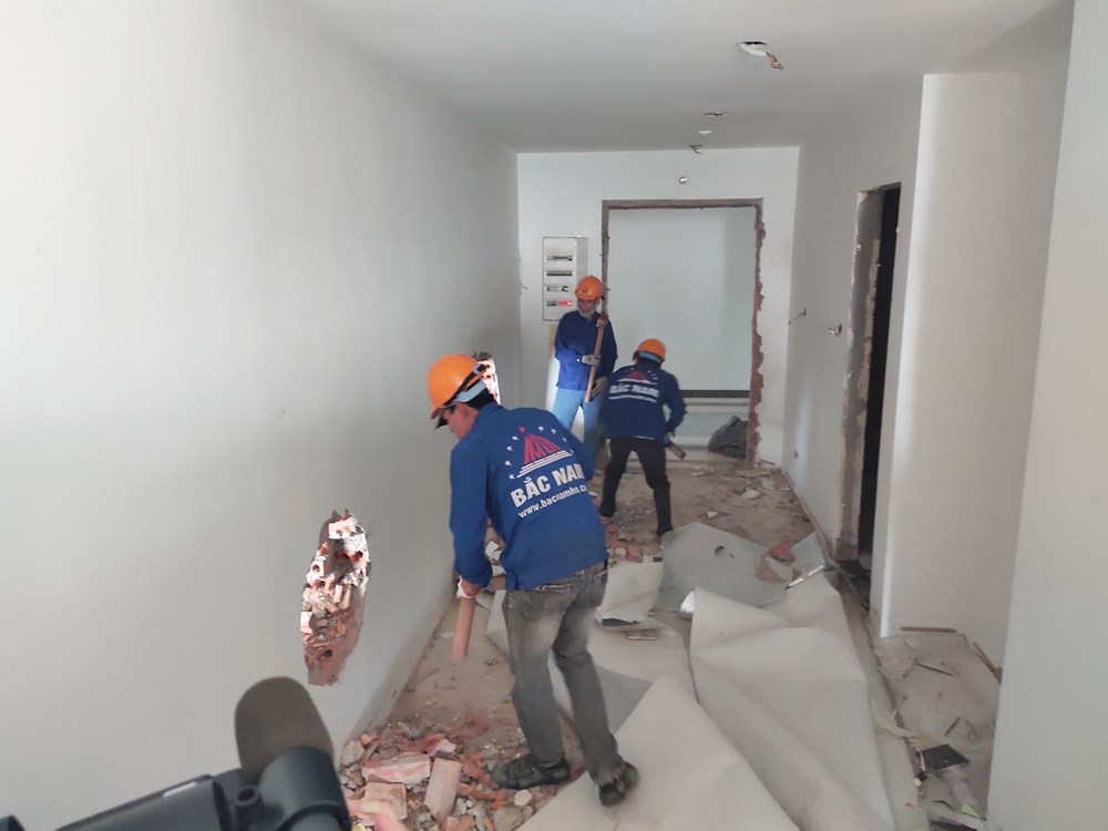 Chính thức tháo dỡ tầng 18 tòa nhà 8B Lê Trực, Hà Nội - ảnh 2