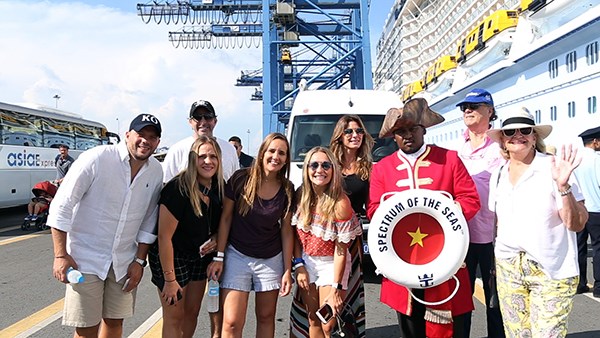 Đón hơn 5.700 du khách từ tàu biển Spectrum of the Seas - ảnh 3