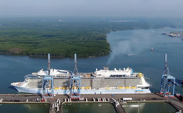 Đón hơn 5.700 du khách từ tàu biển Spectrum of the Seas - ảnh 2