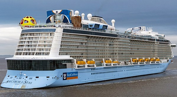 Đón hơn 5.700 du khách từ tàu biển Spectrum of the Seas - ảnh 1