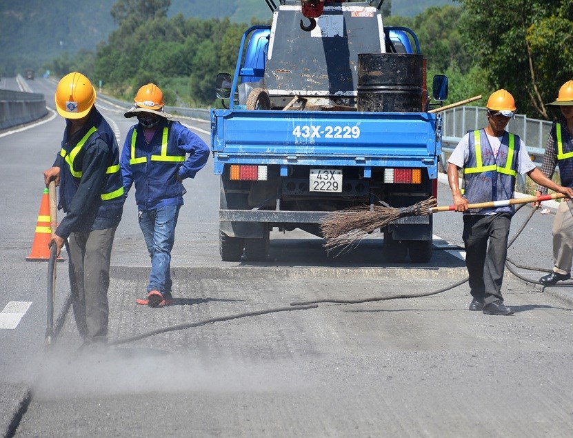 các nhà thầu đã tập trung nhân công và máy móc chuyên dụng để tiến hành sửa chữa