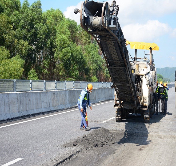 sử dụng thiết bị cào bóc chuyên dụng để cào bóc mặt nhựa đường hư hỏng