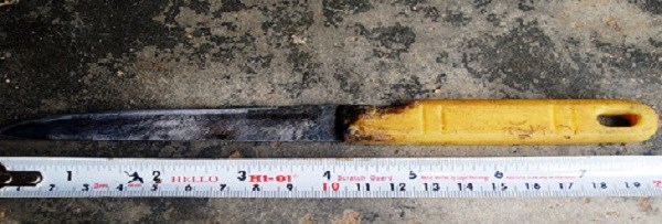 Khởi tố thiếu niên 16 tuổi đâm cụ già, cướp 503.000 đồng - ảnh 2